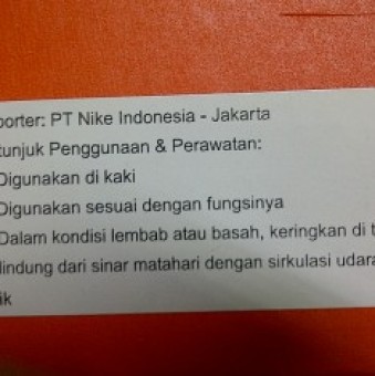 Stiker untuk sepatu yang diproduksi diluar Indonesia stiker bertuliskan “Importer: PT Nike Indonesia – Jakarta”