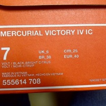 Code SKU pada sepatu futsal Nike Mercurial Victory IV IC untuk warna citrus