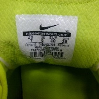 Code SKU yang sama pada label dalam sepatu