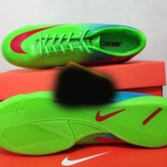 Nike palsu memiliki warna yang terlihat norak dan degradasi warna kurang sempurna